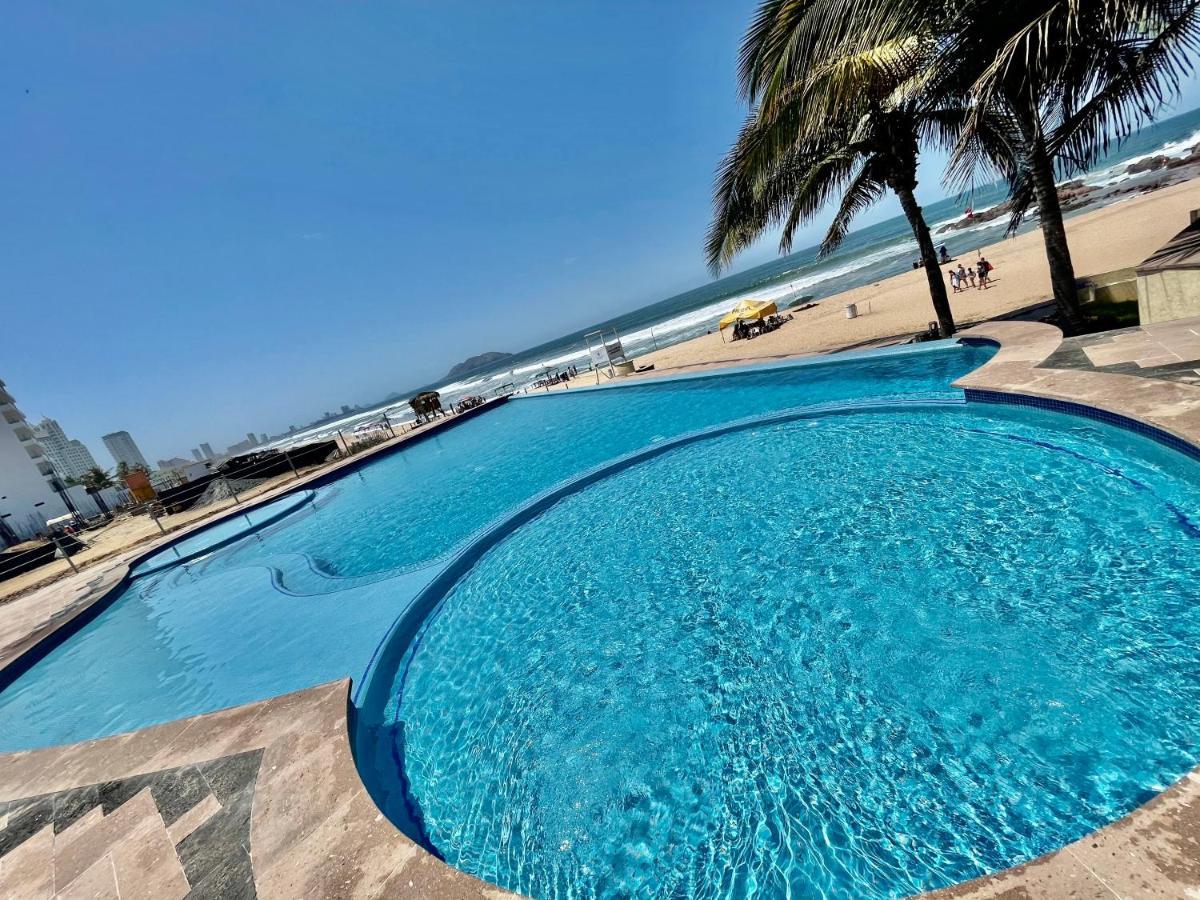 Casa turquesa pie de playa Mazatlan (Brujas) Сasa de vacaciones , México